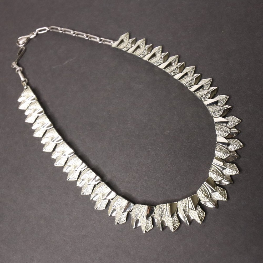 SOLD-Vintage Silver Tone Necklace Size OS